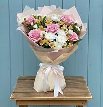 Букет цветов из:  Гвоздики, Орхидеи и Розы в Гулькевичах