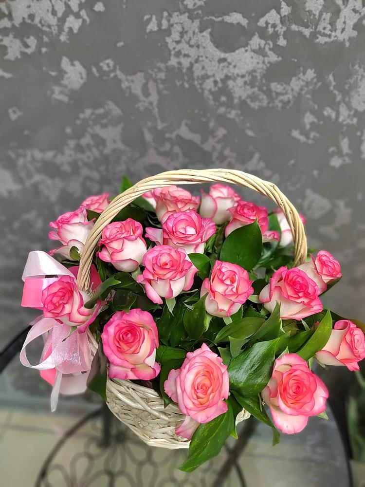 Цветочная композиция из Розы в корзине в Гулькевичах