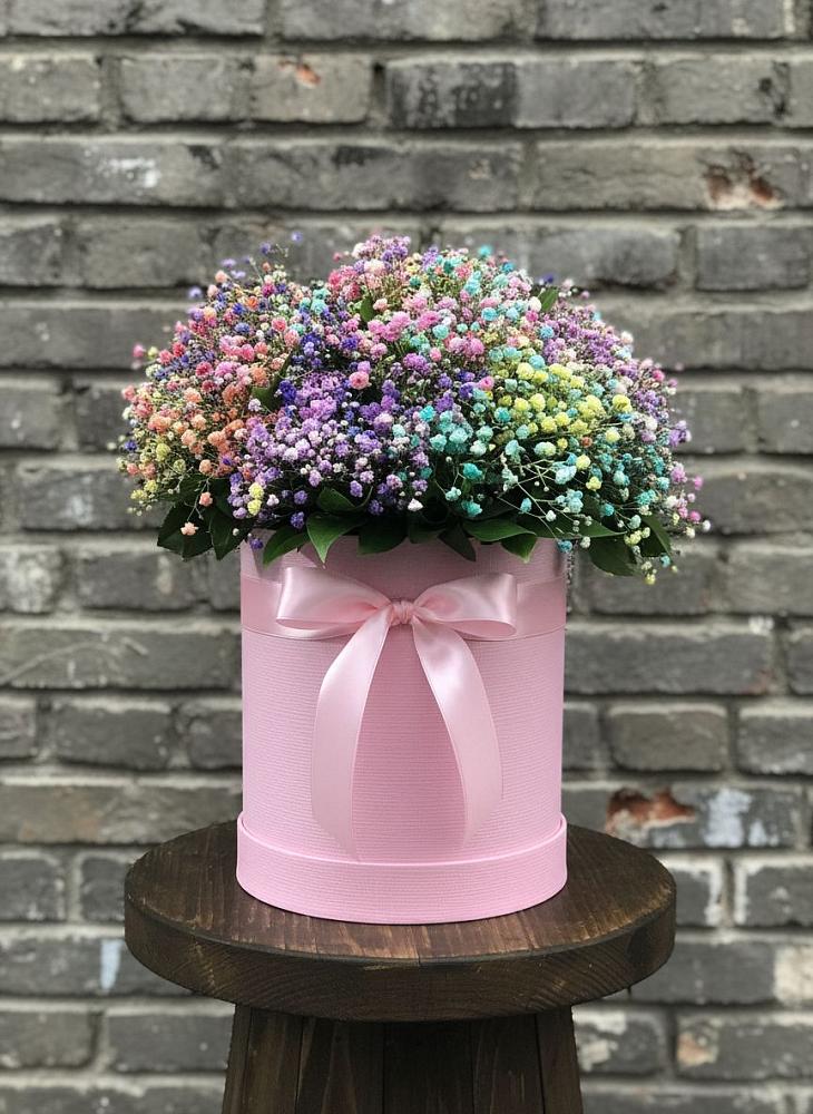 Цветочная композиция из Гипсофила и Розы в шляпной коробке в Гулькевичах