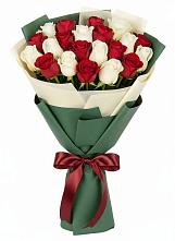 Букет Микс из красных и белых роз в Гулькевичах