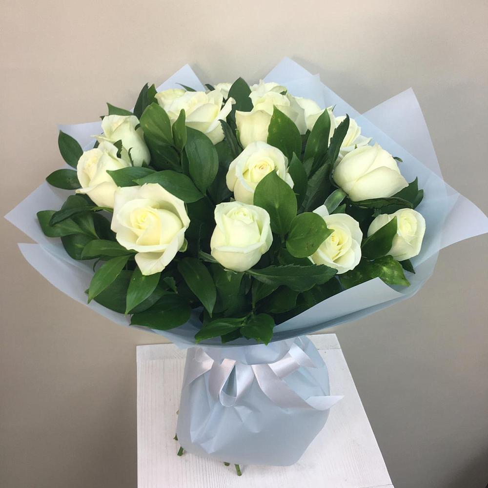 Букет 15 Белых роз Проуд в Гулькевичах