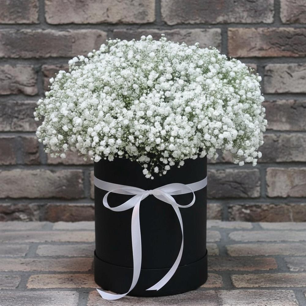 Цветочная композиция из Гипсофила в шляпной коробке в Гулькевичах