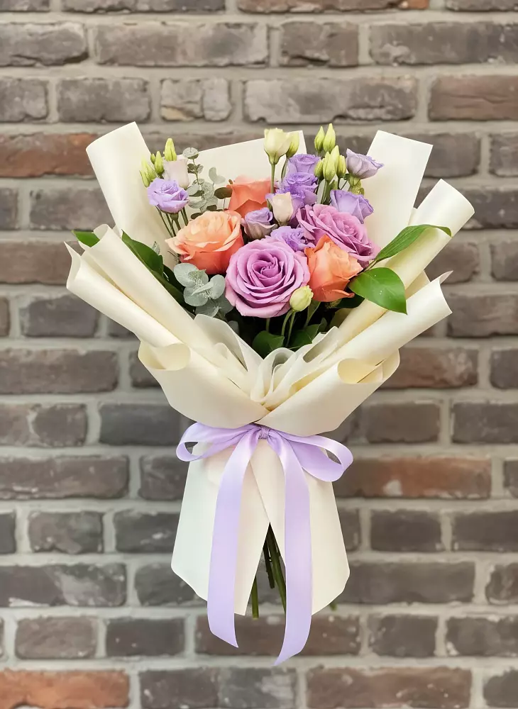 Букет цветов из: Лизиантусы и Розы в Гулькевичах