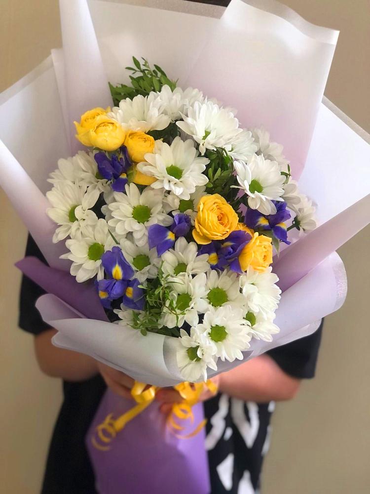 Букет цветов из: Ирисы, Хризантемы и Розы в Гулькевичах