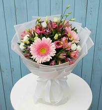 Букет цветов из:  Герберы, Альстромерии и Лизиантусы в Гулькевичах