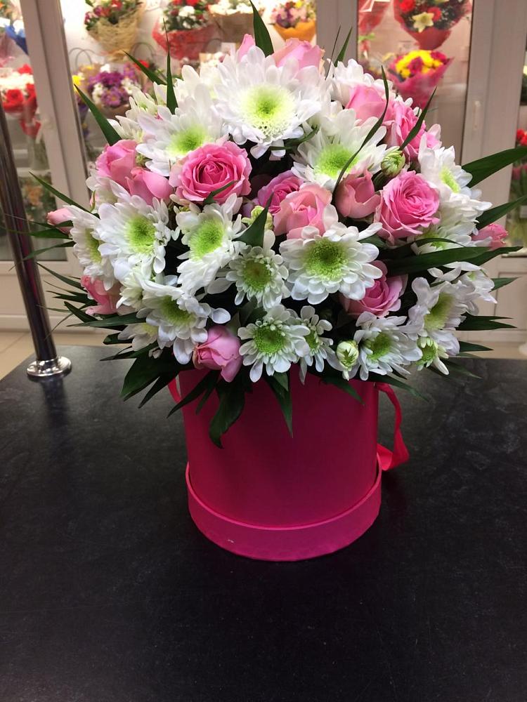 Цветочная композиция из Розы и Хризантемы в шляпной коробке в Гулькевичах