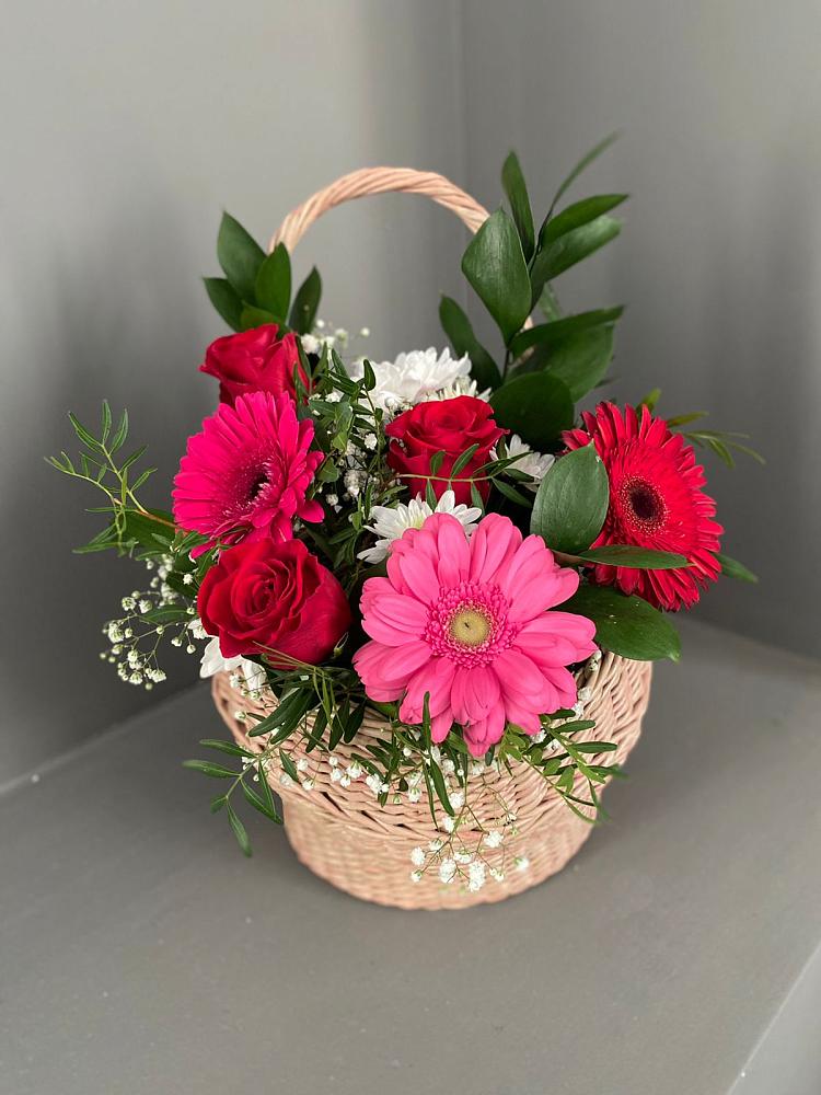 Цветочная композиция из Розы, Хризантемы и Герберы в корзине в Гулькевичах