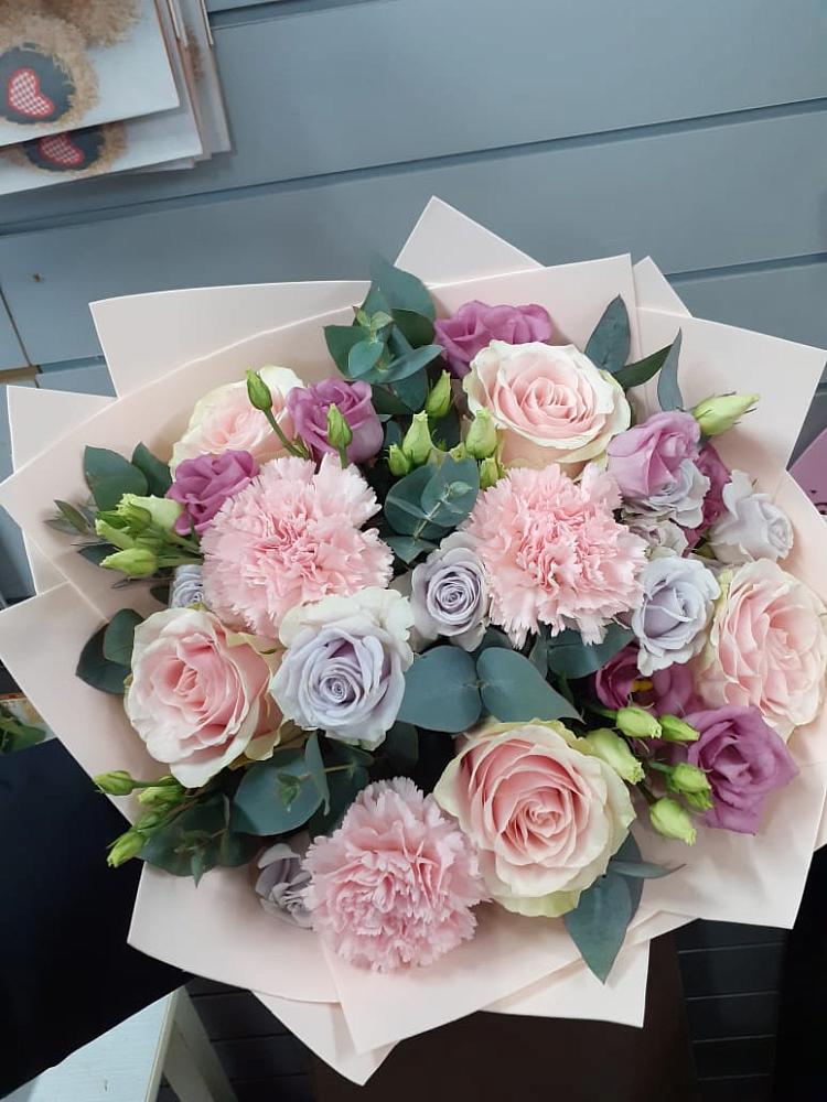 Букет цветов из: Розы, Гвоздики и Лизиантусы в Гулькевичах