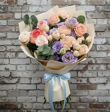 Букет цветов из:  Розы, Лизиантусы и Гвоздики в Гулькевичах